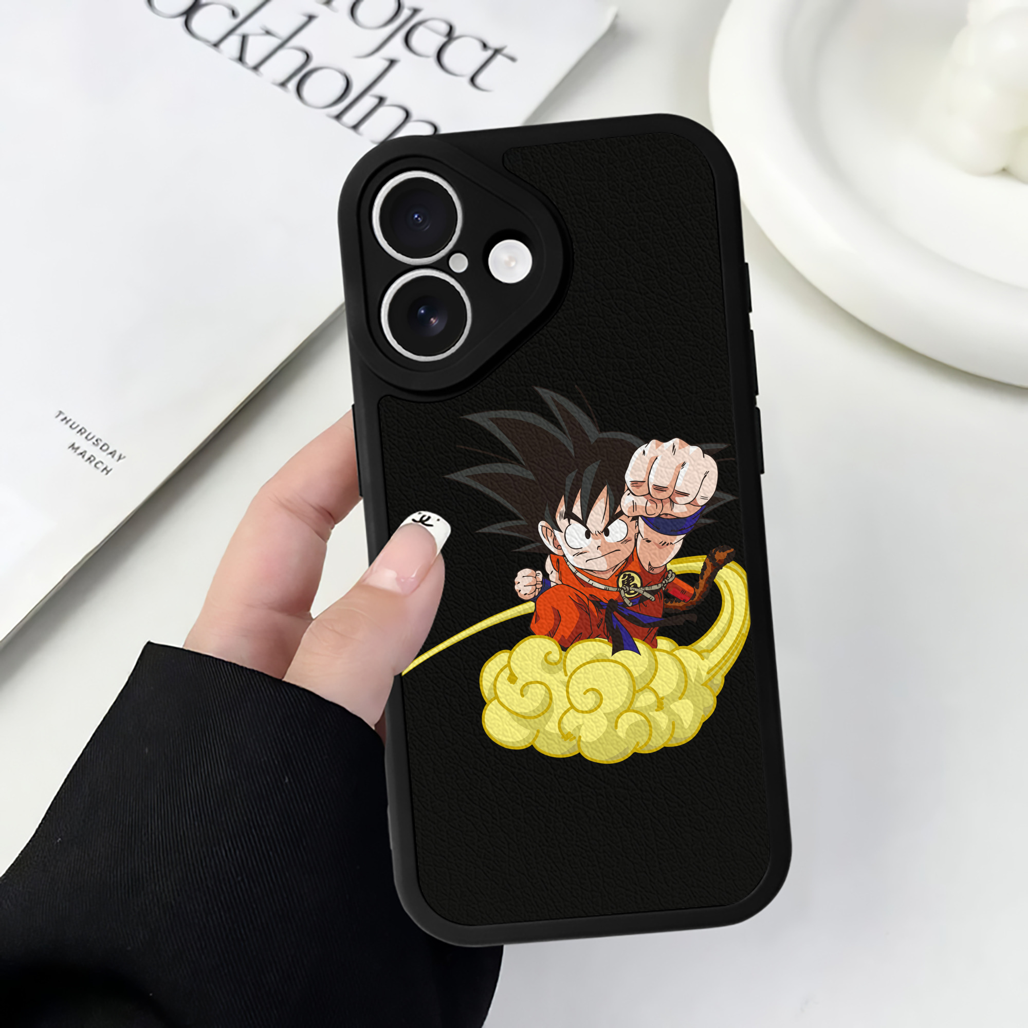 （画像用） ドラゴンボール 孫悟空（そん ごくう）Son Goku カカロット DRAGON BALL Kakarotto 【iPhone 16シリーズ対応】シリコンスマホケース（レザー調） 材質：シリコン